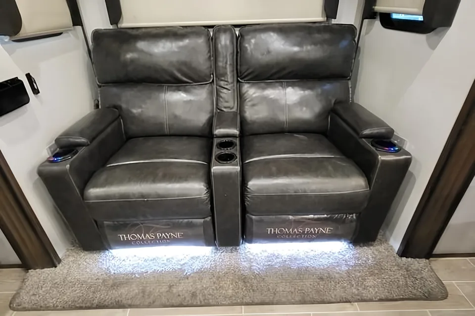 Rv Rentals Way of Life's Keystone Avalanche 338GK Fifth Wheel CA2