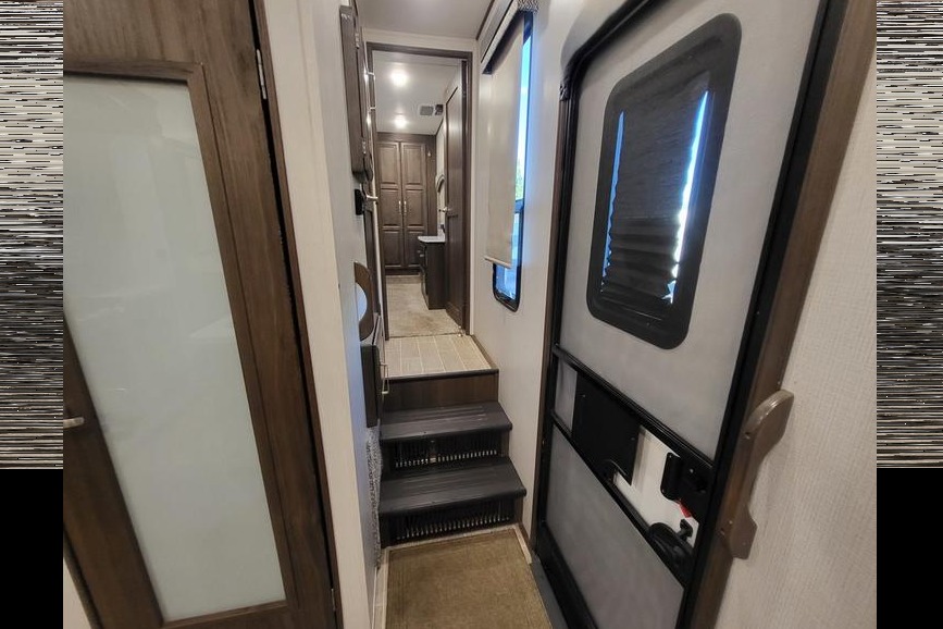 Rv Rentals Way of Life's Keystone Avalanche 338GK Fifth Wheel CA2