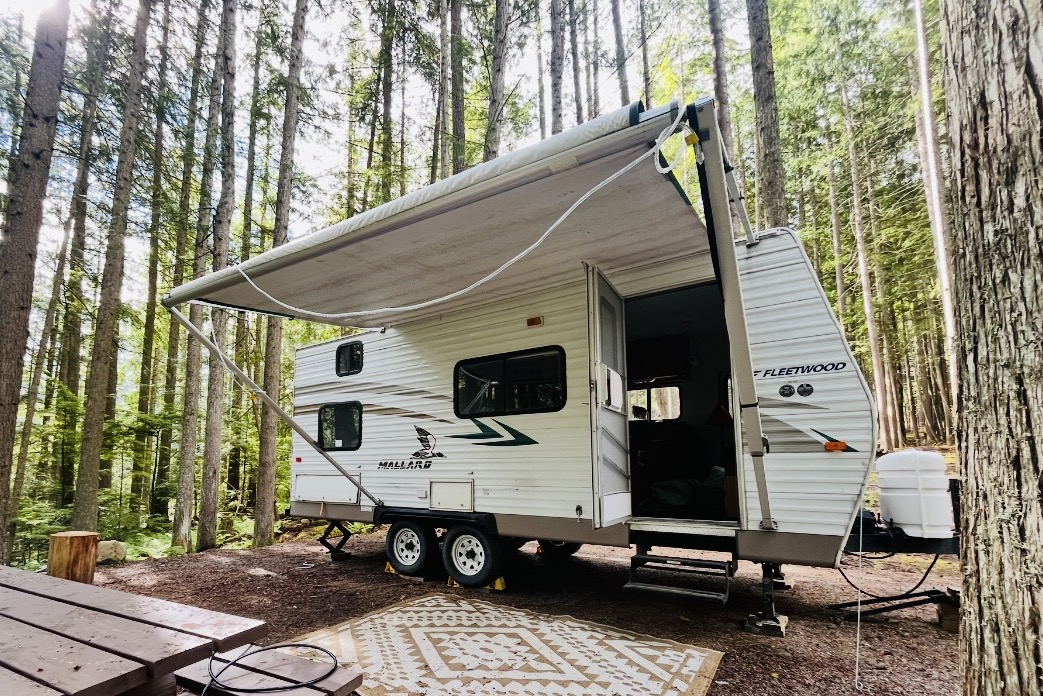Britt and Brett’s Fleetwood Mallard Travel Trailer