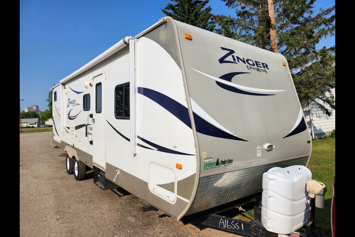 Cheryl's Crossroads Zinger Travel Trailer with Outdoor Kitchen