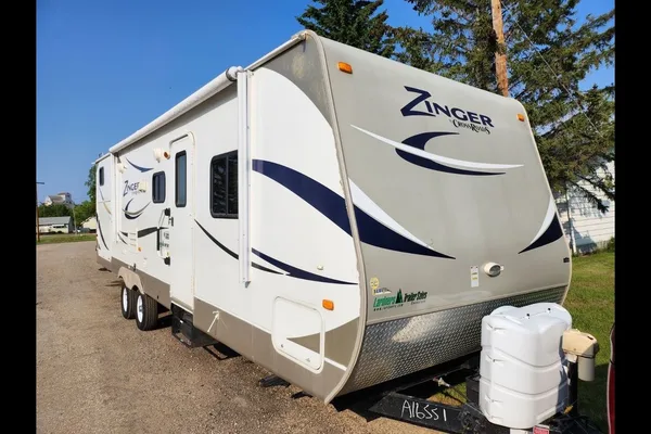 Cheryl's Crossroads Zinger Travel Trailer with Outdoor Kitchen