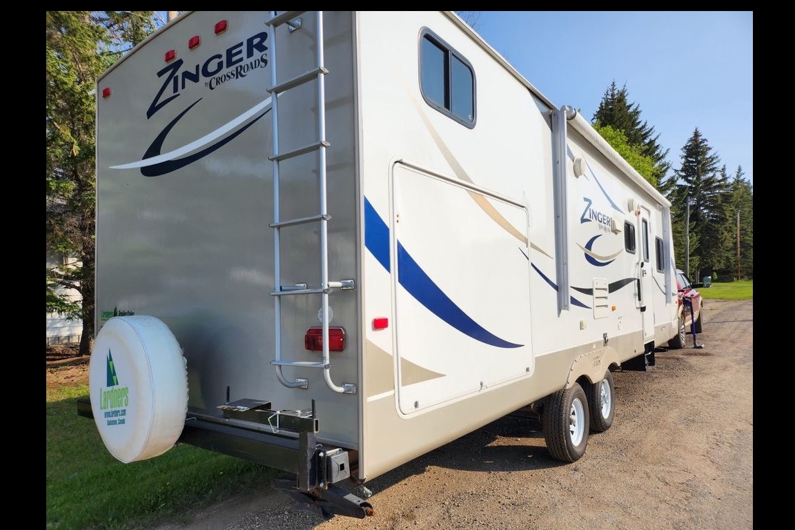 Cheryl's Crossroads Zinger Travel Trailer with Outdoor Kitchen