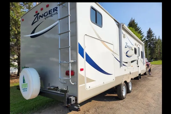 Cheryl's Crossroads Zinger Travel Trailer with Outdoor Kitchen