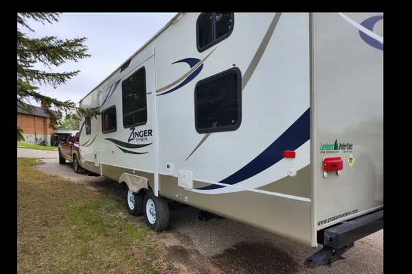 Cheryl's Crossroads Zinger Travel Trailer with Outdoor Kitchen