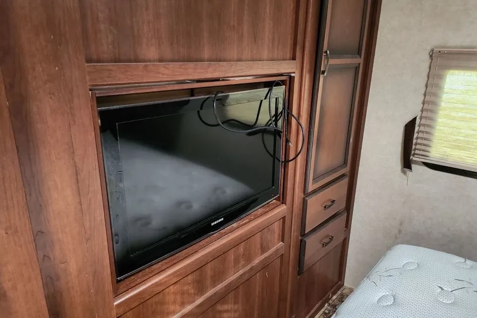 Cheryl's Crossroads Zinger Travel Trailer with Outdoor Kitchen