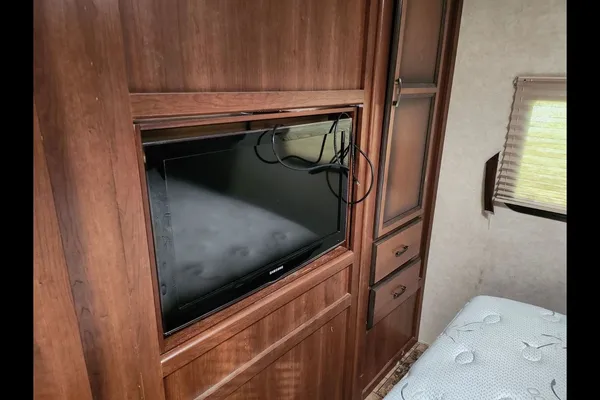 Cheryl's Crossroads Zinger Travel Trailer with Outdoor Kitchen