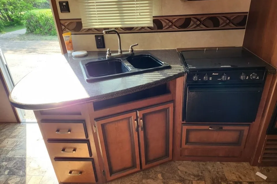 Cheryl's Crossroads Zinger Travel Trailer with Outdoor Kitchen