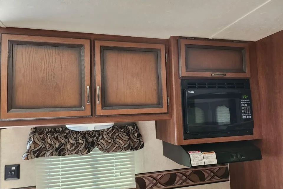 Cheryl's Crossroads Zinger Travel Trailer with Outdoor Kitchen