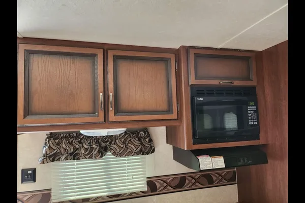 Cheryl's Crossroads Zinger Travel Trailer with Outdoor Kitchen