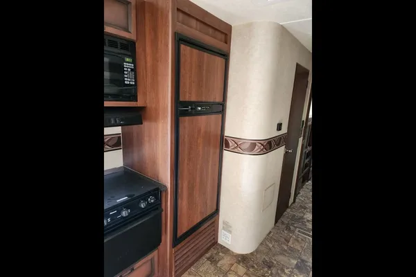 Cheryl's Crossroads Zinger Travel Trailer with Outdoor Kitchen