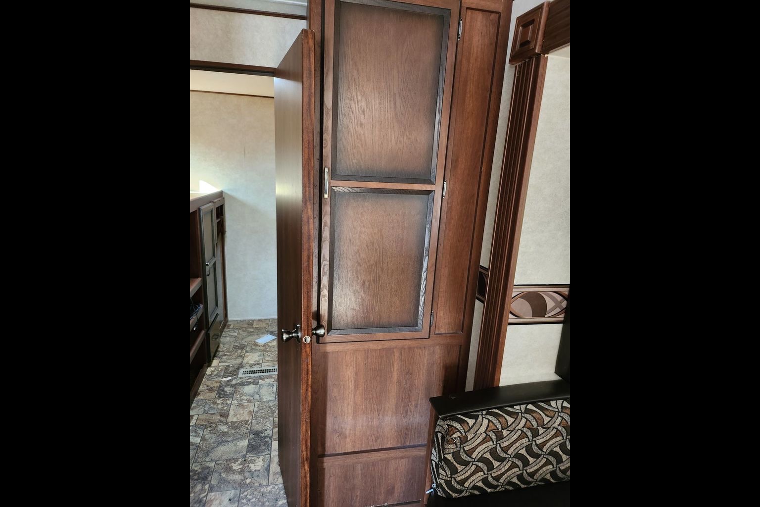 Cheryl's Crossroads Zinger Travel Trailer with Outdoor Kitchen