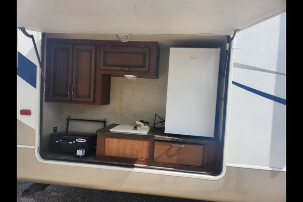 Cheryl's Crossroads Zinger Travel Trailer with Outdoor Kitchen