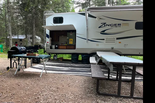 Cheryl's Crossroads Zinger Travel Trailer with Outdoor Kitchen