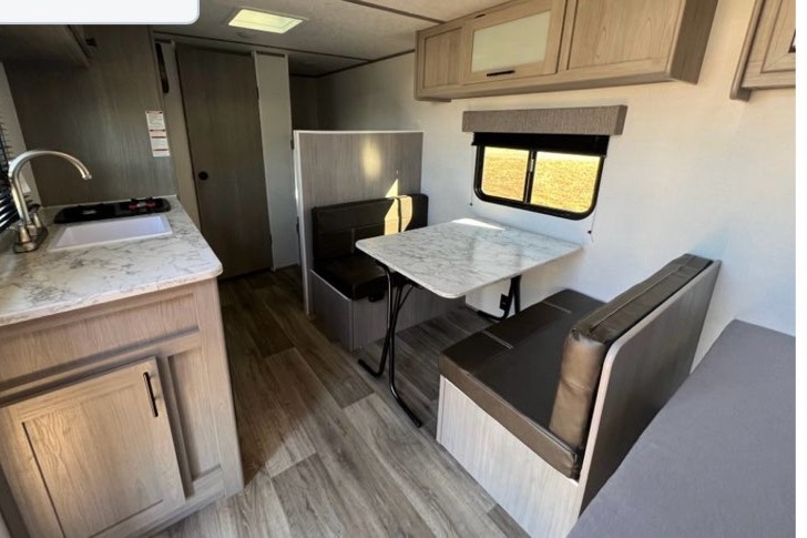 Daniel's Coleman  17b Travel Trailer W/Electric Fireplace and Coffee Machine and Bluetooth Radio!!!