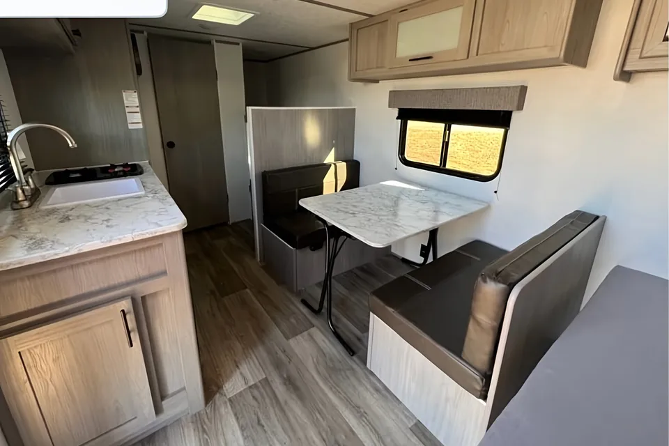 Daniel's Coleman  17b Travel Trailer W/Electric Fireplace and Coffee Machine and Bluetooth Radio!!!