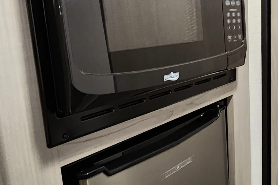 Daniel's Coleman  17b Travel Trailer W/Electric Fireplace and Coffee Machine and Bluetooth Radio!!!