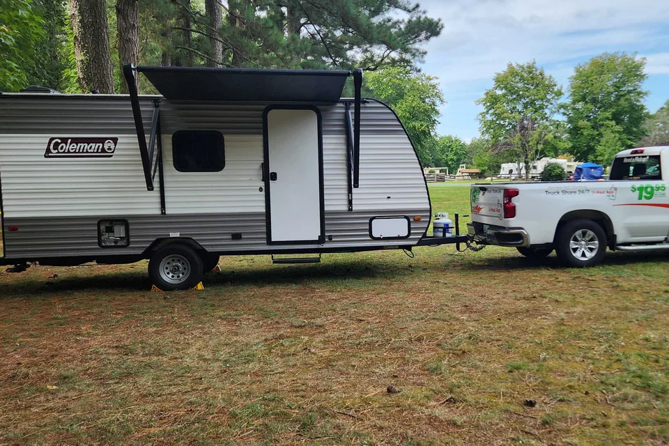 Daniel's Coleman  17b Travel Trailer W/Electric Fireplace and Coffee Machine and Bluetooth Radio!!!