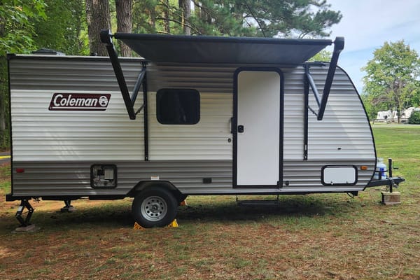 Daniel's Coleman 17b Travel Trailer W/Electric Fireplace and Coffee Machine and Bluetooth Radio!!!