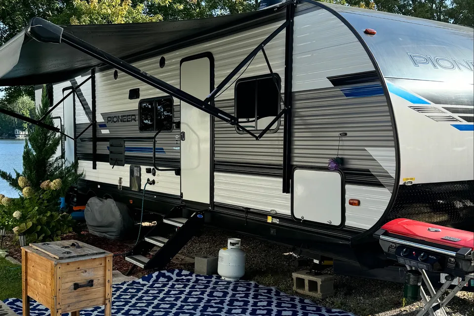 Linda’s 2022 travel trailer with bunkhouse & outdoor kitchen
