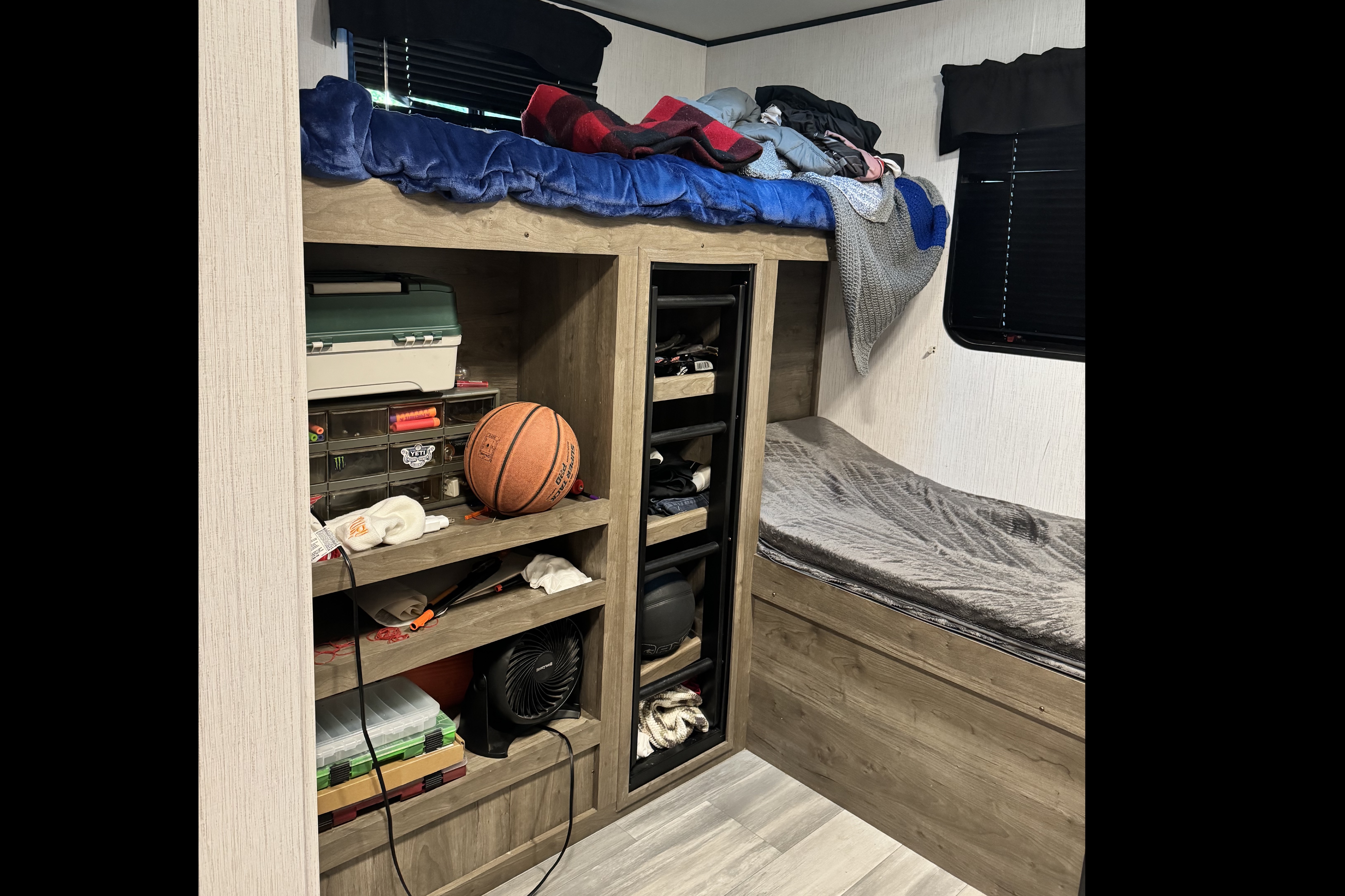 Linda’s 2022 travel trailer with bunkhouse & outdoor kitchen