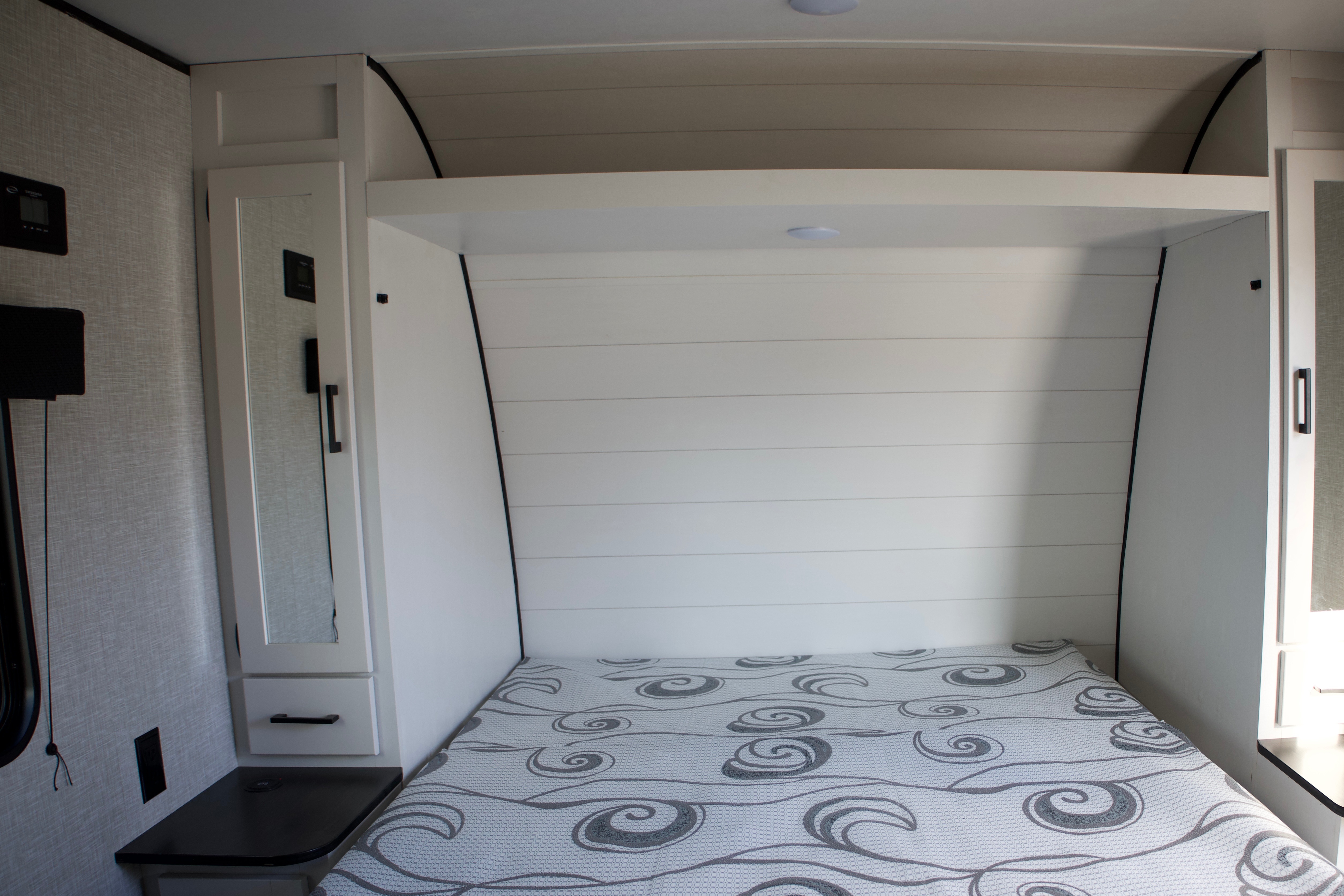 Easy towable, feature-rich Starcraft AutumnRidge 20MB with double bunks