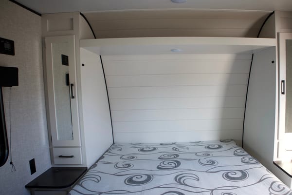 Easy towable, feature-rich Starcraft AutumnRidge 20MB with double bunks