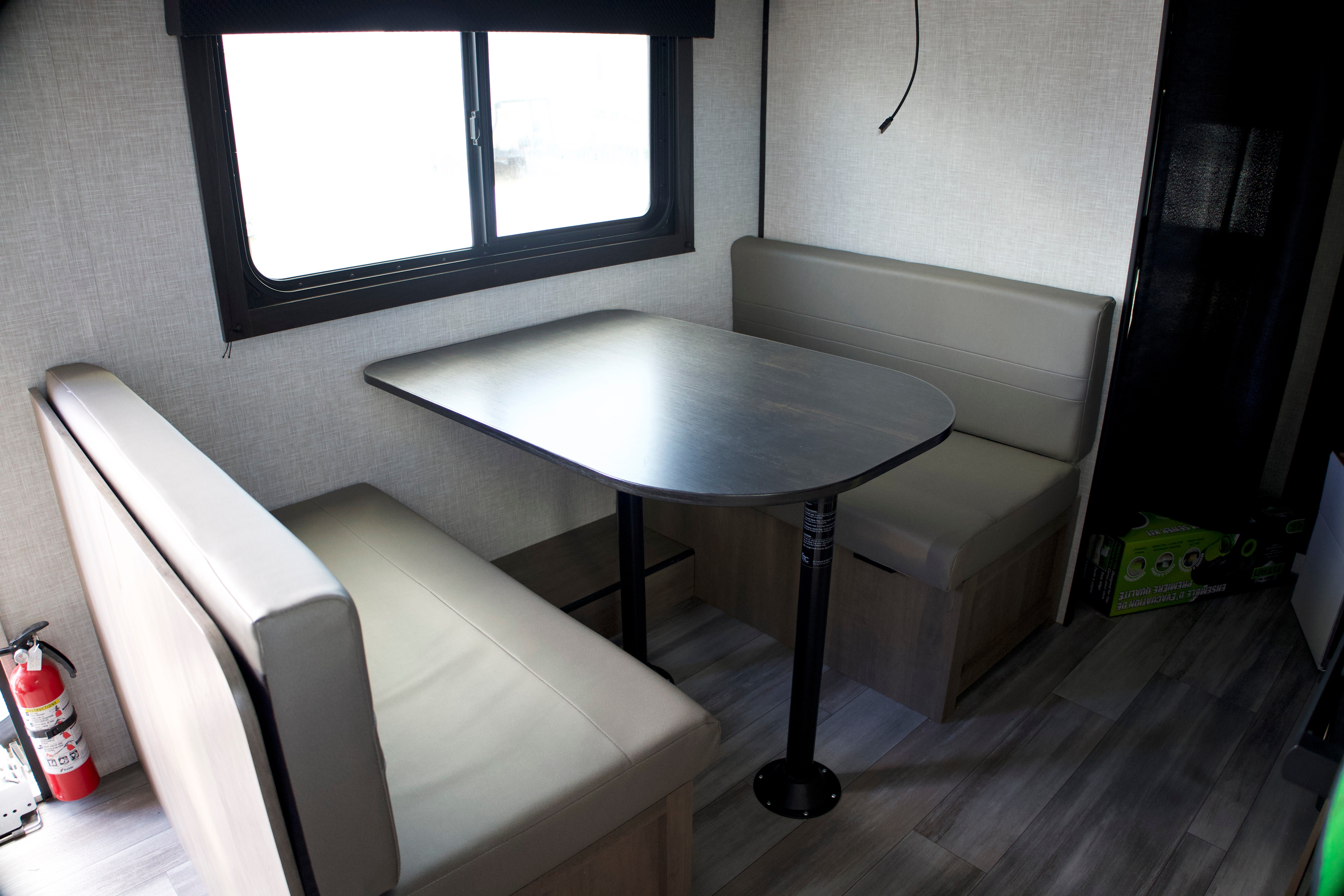 Easy towable, feature-rich Starcraft AutumnRidge 20MB with double bunks