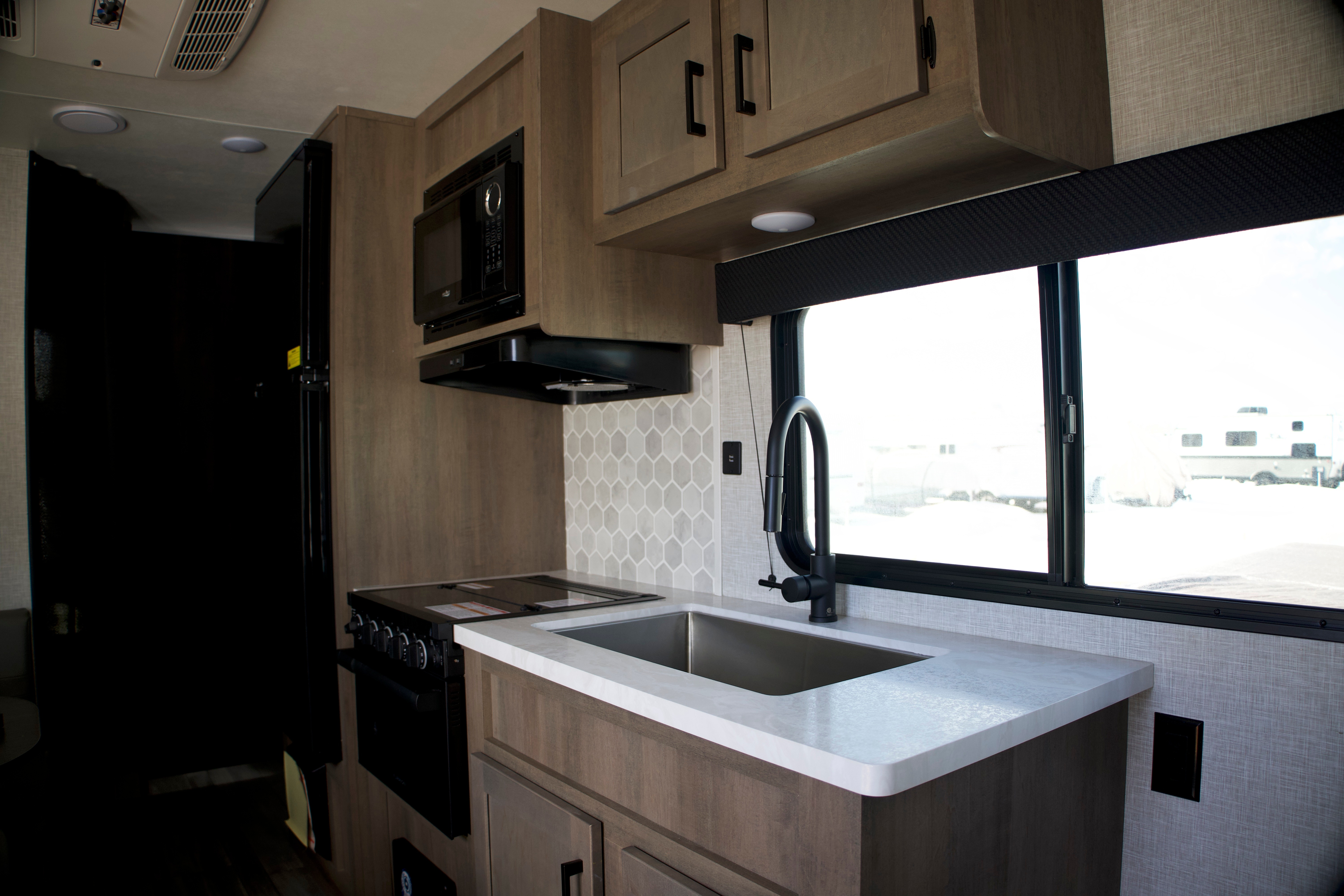 Easy towable, feature-rich Starcraft AutumnRidge 20MB with double bunks