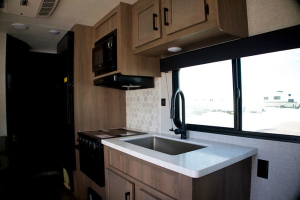 Easy towable, feature-rich Starcraft AutumnRidge 20MB with double bunks