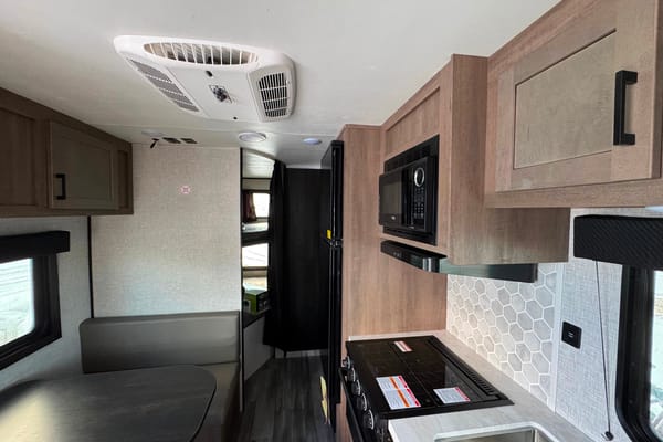 Easy towable, feature-rich Starcraft AutumnRidge 20MB with double bunks