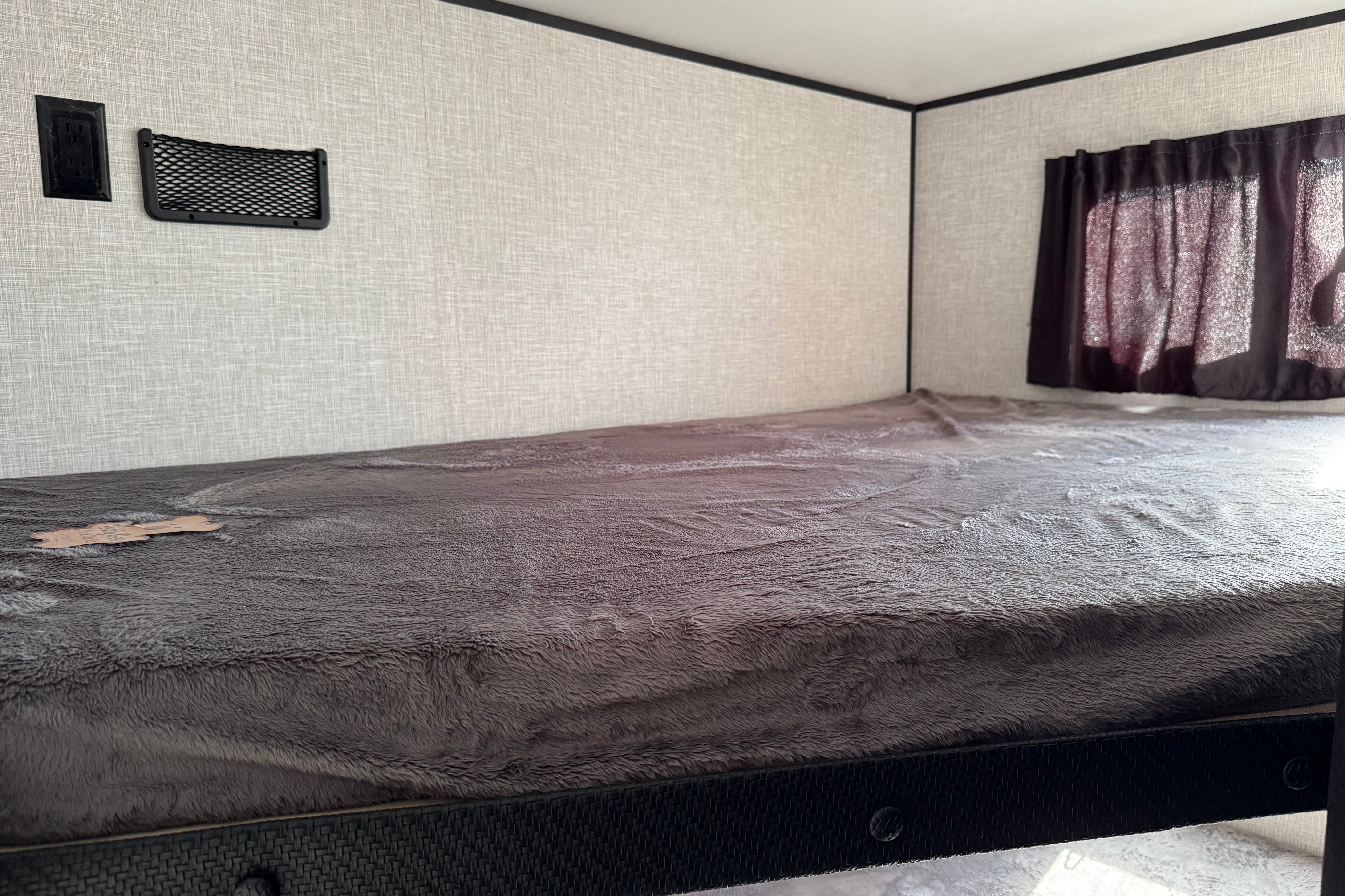 Easy towable, feature-rich Starcraft AutumnRidge 20MB with double bunks