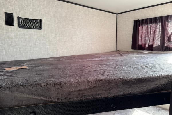 Easy towable, feature-rich Starcraft AutumnRidge 20MB with double bunks