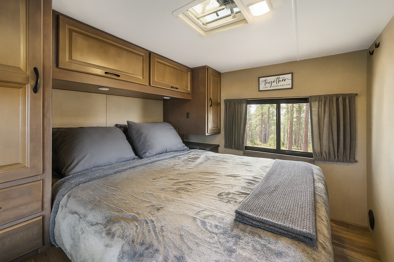 (#6) 30’ Adventure RV – Sleeps 8|Generator|Festival Freindly