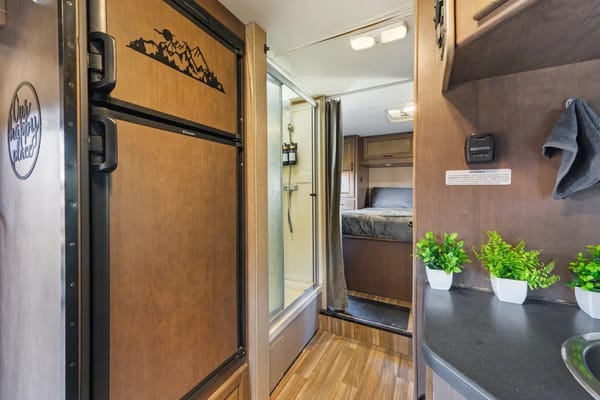 (#6) 30’ Adventure RV – Sleeps 8|Generator|Festival Freindly