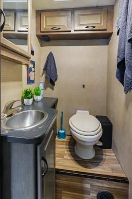 (#6) 30’ Adventure RV – Sleeps 8|Generator|Festival Freindly
