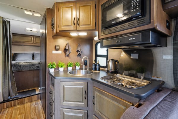 (#6) 30’ Adventure RV – Sleeps 8|Generator|Festival Freindly