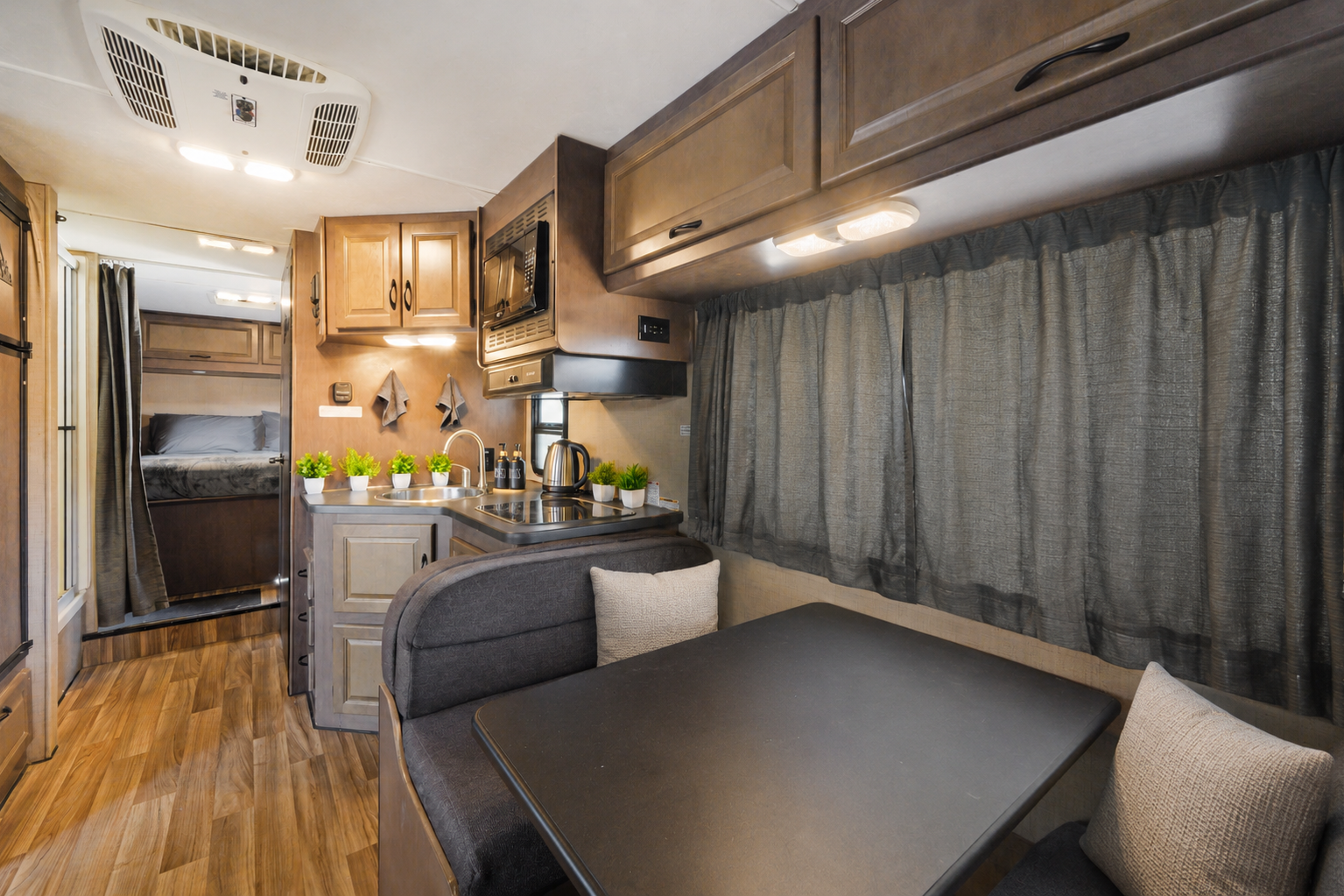 (#6) 30’ Adventure RV – Sleeps 8|Generator|Festival Freindly