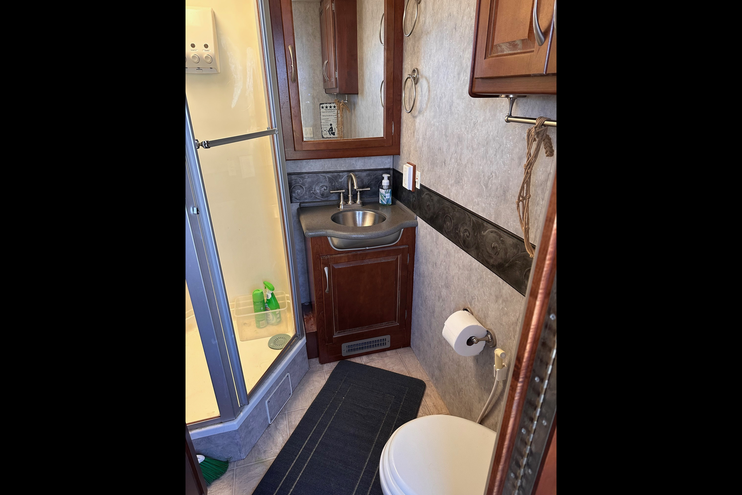 Newly Remodeled 2005 Fleetwood Pace Arrow 37 feet