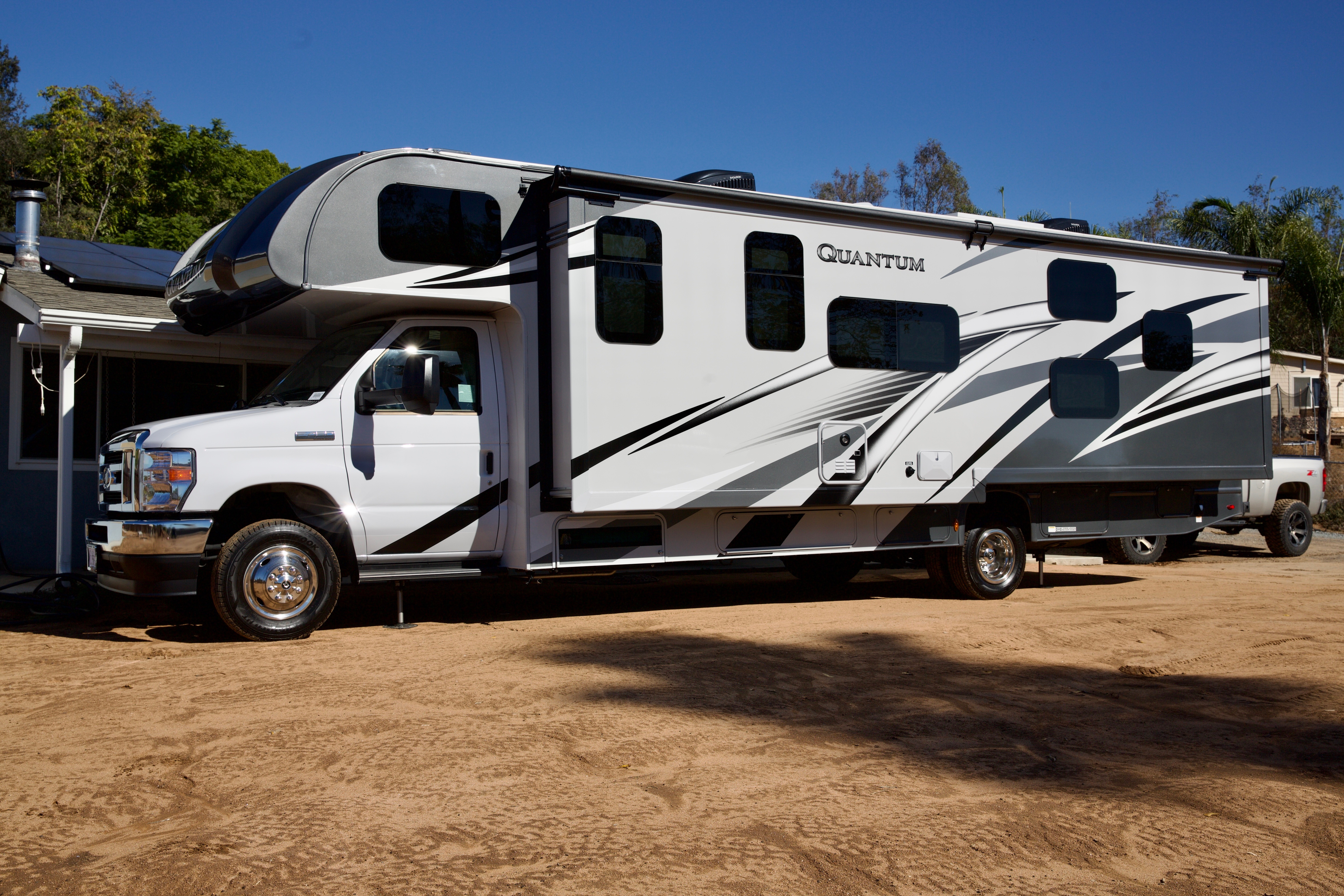 NEW Fully Equipped Quantum Bunkhouse With Solar!