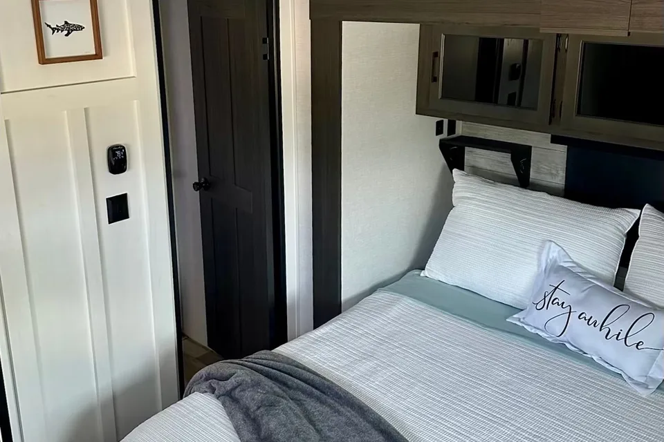 Venture Sporttrek Touring Edition Travel Trailer
