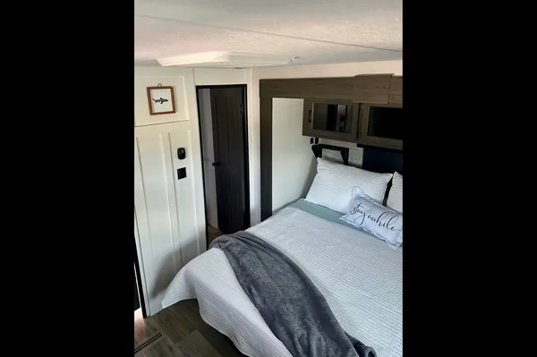 Venture Sporttrek Touring Edition Travel Trailer