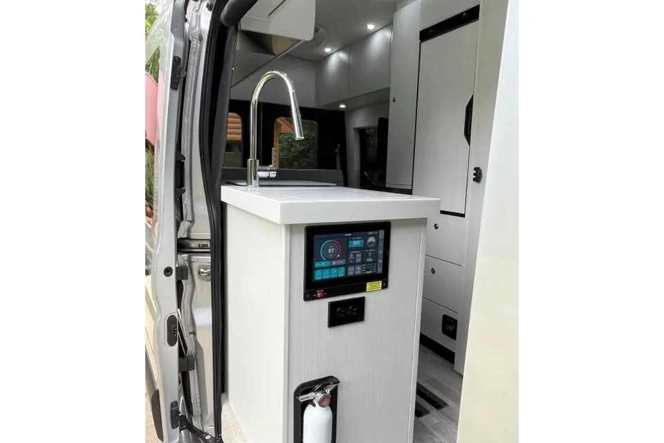 2023 Pleasure-Way Ontour 2.0 with Queen Bed
