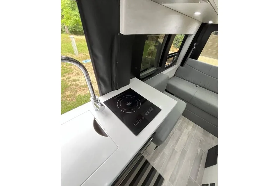 2023 Pleasure-Way Ontour 2.0 with Queen Bed