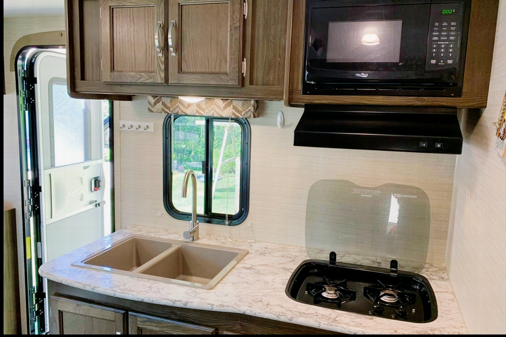 Samantha's 2190ex Hybrid - Family and Pet Friendly!