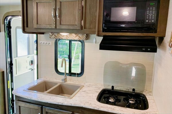 Samantha's 2190ex Hybrid - Family and Pet Friendly!