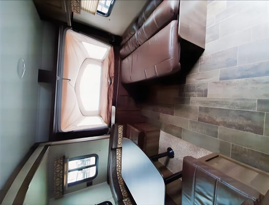 Samantha's 2190ex Hybrid - Family and Pet Friendly!