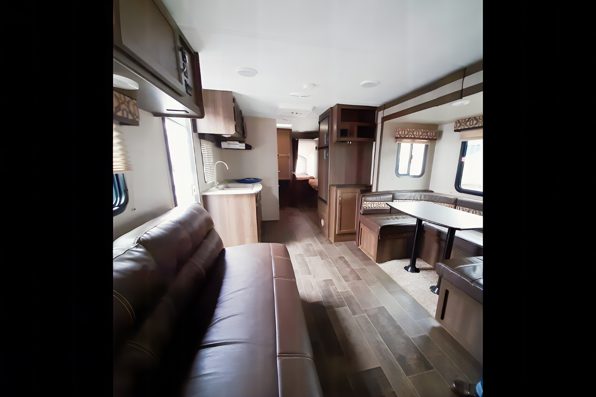 Samantha's 2190ex Hybrid - Family and Pet Friendly!