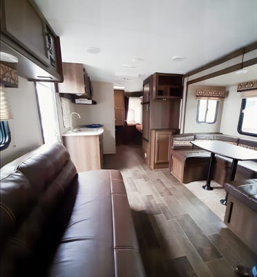 Samantha's 2190ex Hybrid - Family and Pet Friendly!