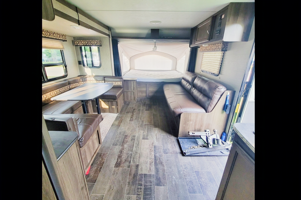 Samantha's 2190ex Hybrid - Family and Pet Friendly!