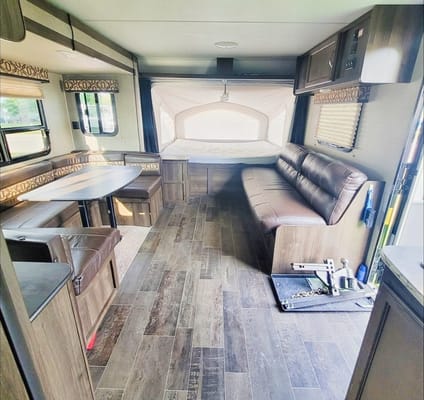 Samantha's 2190ex Hybrid - Family and Pet Friendly!